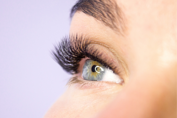 הרמת ריסים לעומת הלחמה: המדריך שיעשה לך סדר בעיניים